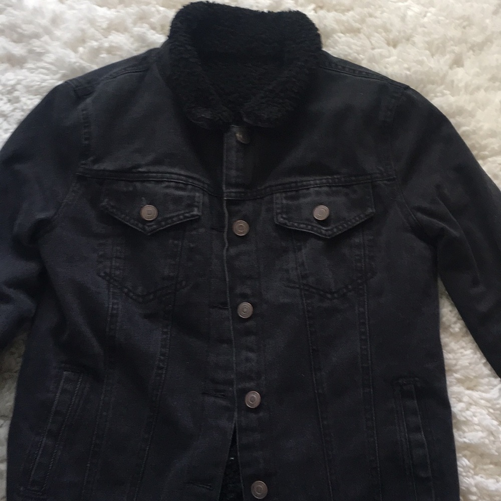 Black jean jacket wit fur inside